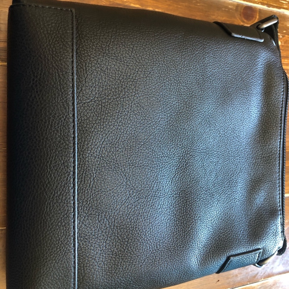 Calvin Klein logo flat crossbody adjustable straps - Picture 4 of 7